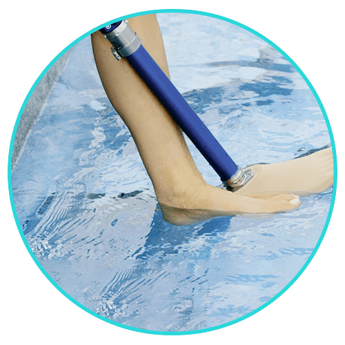 protez bacak ile havuza girmek